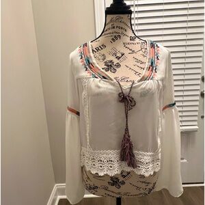 Gianni Bini White Embroidered Blouse. NWOT